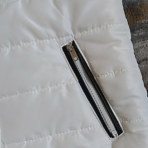 Forever Flower Womens White Puffer Vest - Picture 5 of 7